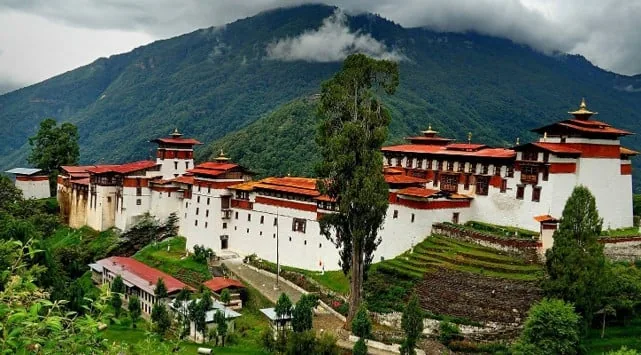 Ta Dzong in der grünen Landschaft von Paro