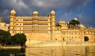Stadtpalast von Udaipur am Lake Pichola