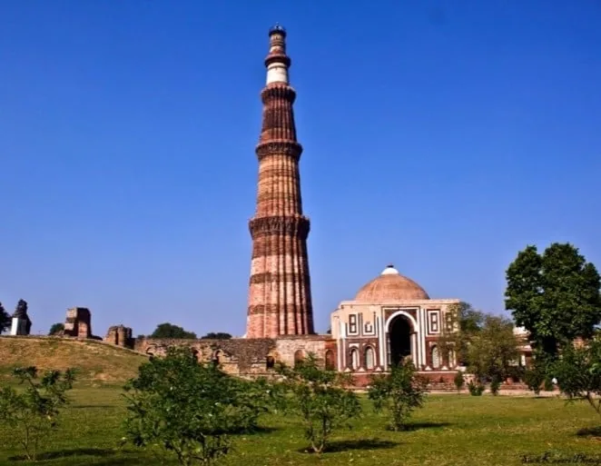 Qutub Minar und historische Architektur in Delhi