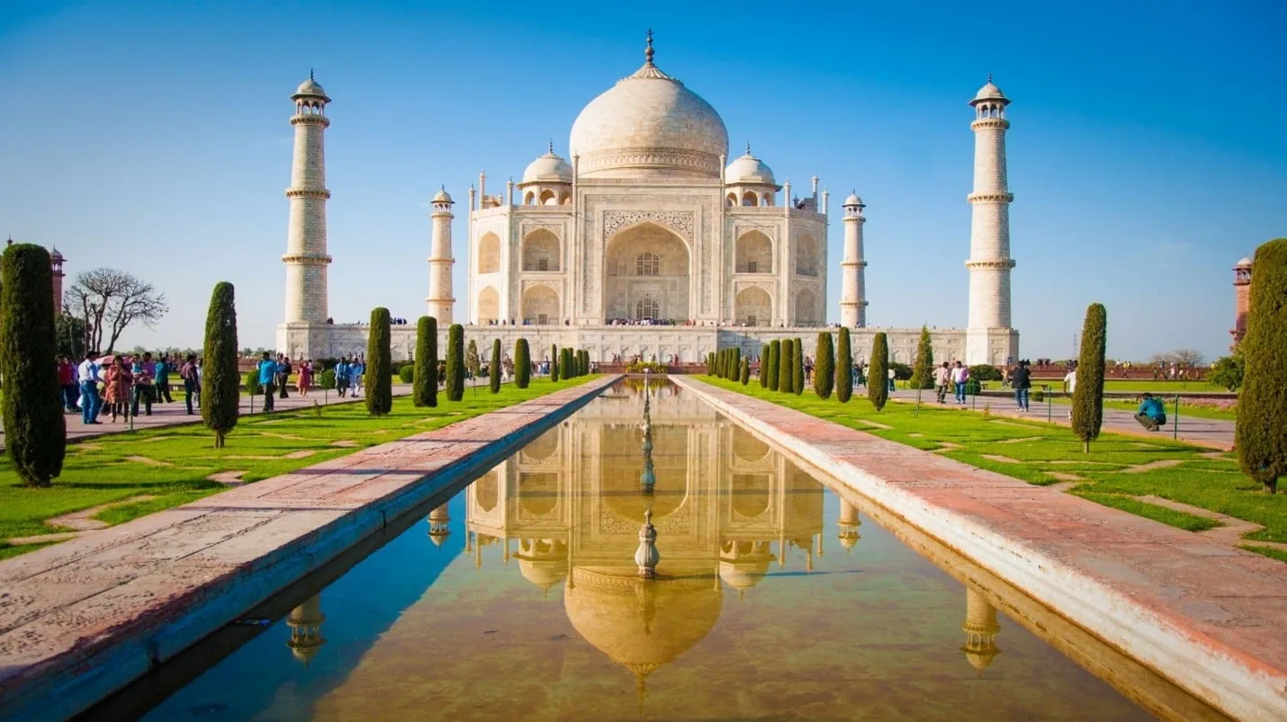 Taj Mahal in Agra mit Spiegelung im Wasserbecken