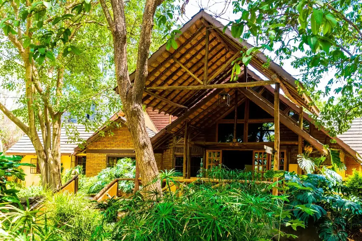 Arumeru Lodge in einem tropischen Garten bei Arusha