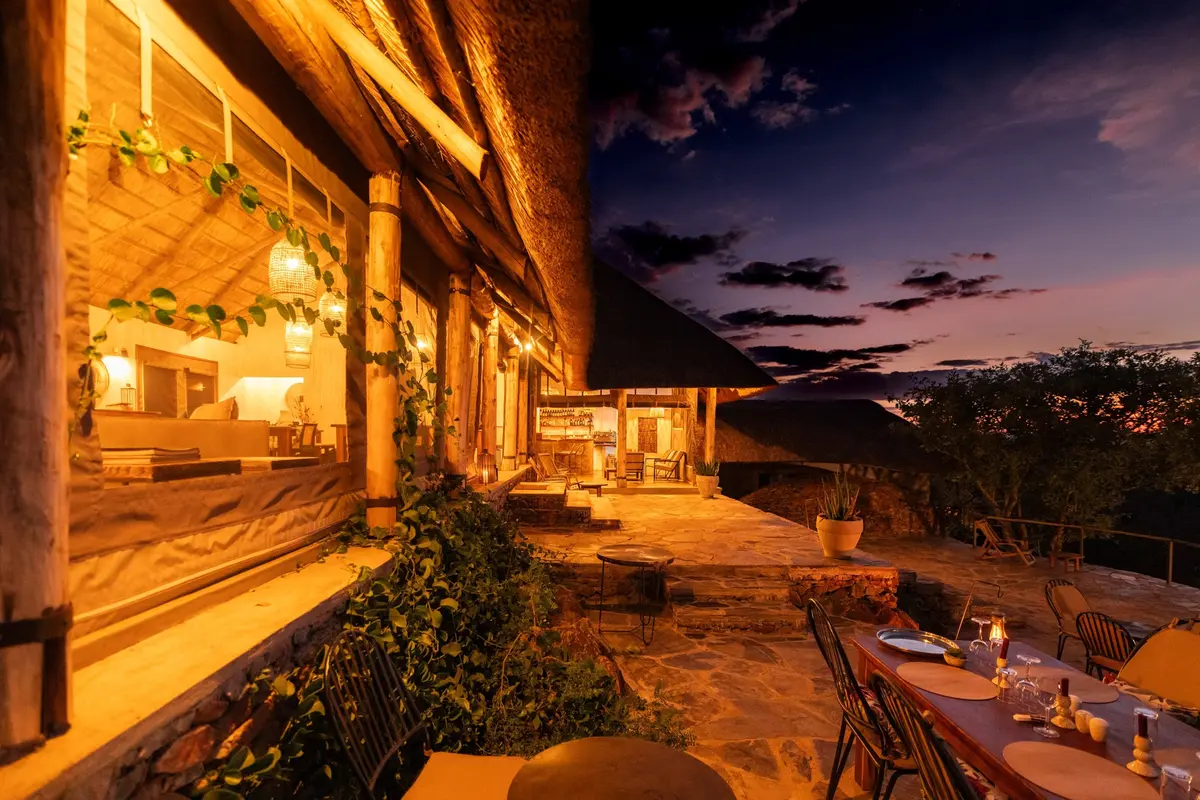 Beleuchtete Terrasse von Ikoma Hills in der Abenddämmerung