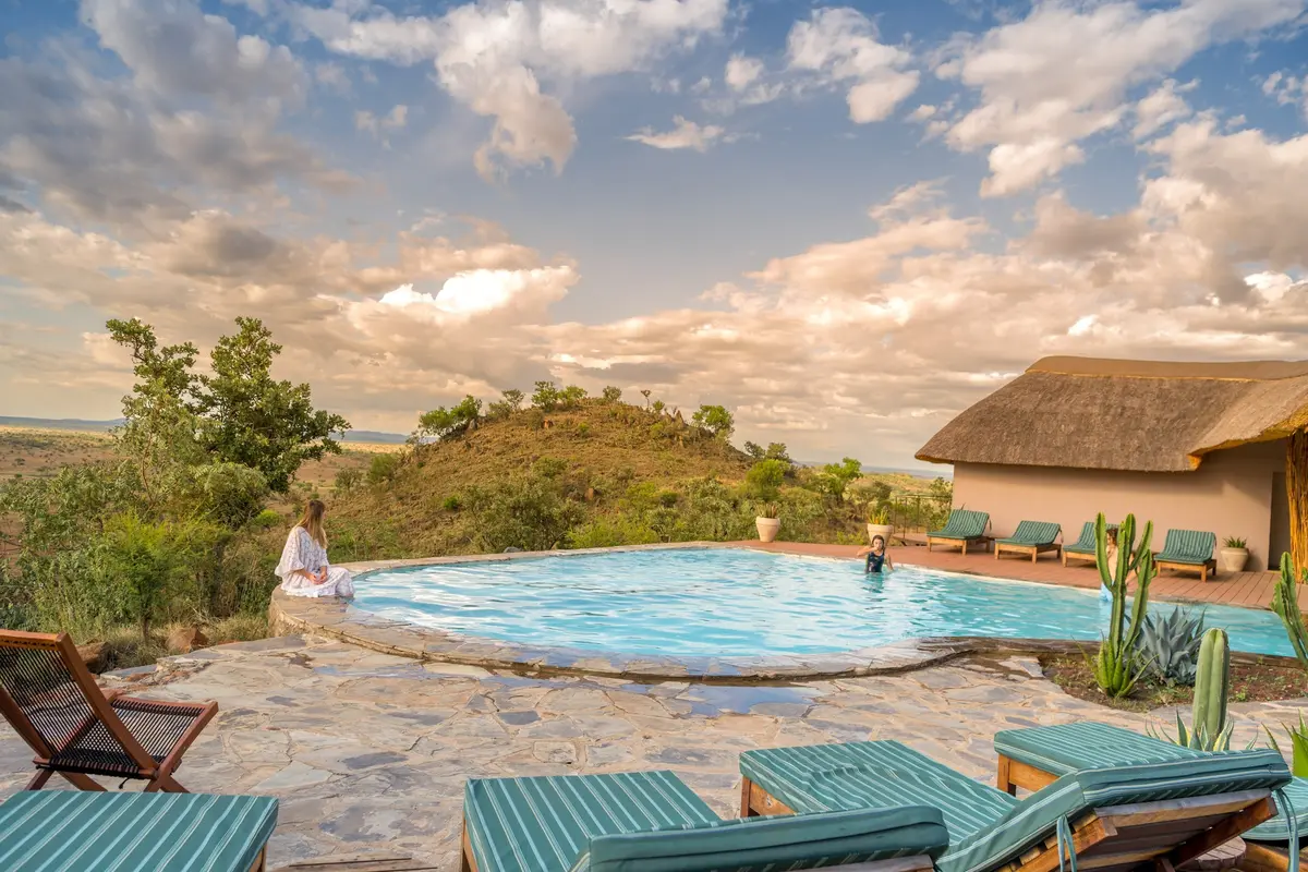 Pool von Ikoma Hills mit Blick über die Savanne