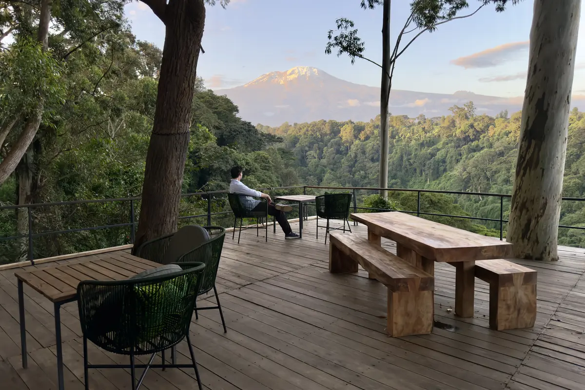 Aussichtsdeck der Kaliwa Lodge im Wald mit Blick zum Kilimandscharo