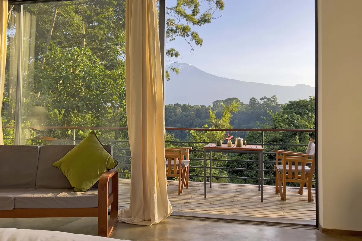 Zimmerterrasse der Kaliwa Lodge mit Blick zum Kilimandscharo
