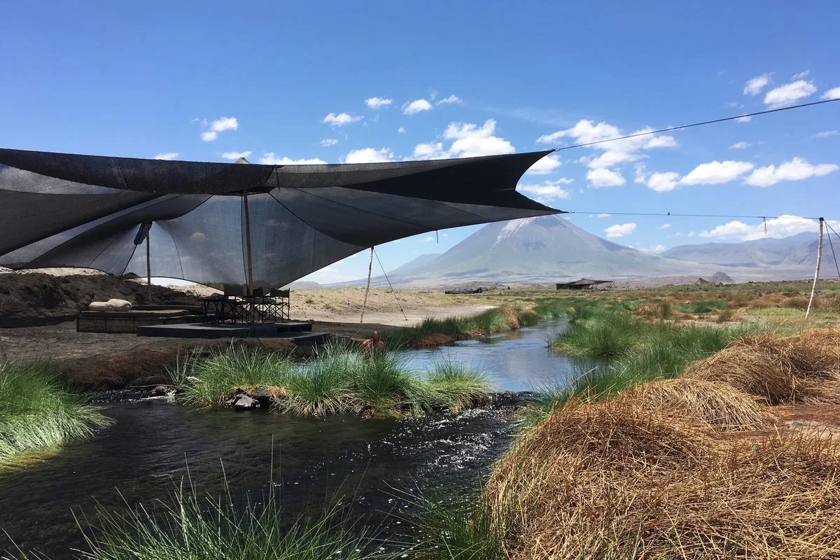 Lake Natron Camp vor Vulkanlandschaft und Feuchtgebiet