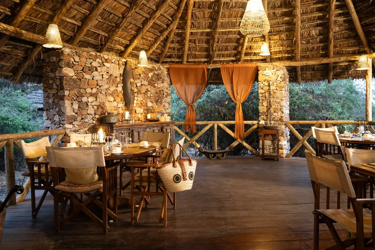 Offener Restaurantbereich des Maweninga Camps im Tarangire