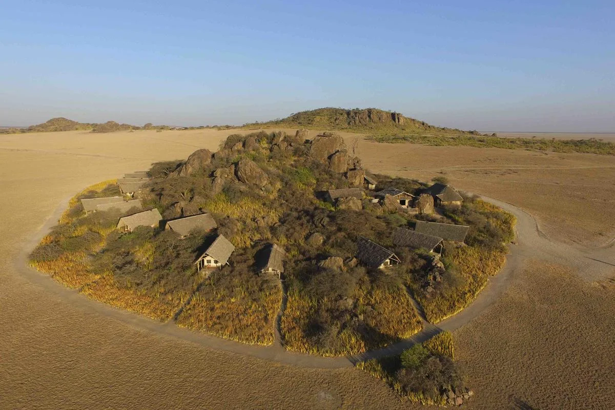 Olduvai Camp aus der Luft in weiter Landschaft