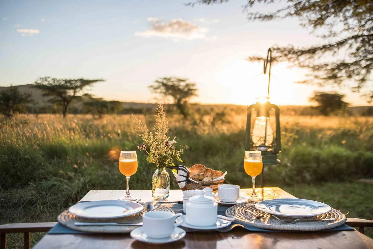 Frühstück im Ronjo Camp in der Serengeti
