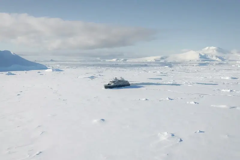 Le Commandant Charcot von Ponant im Packeis der Polarregion
