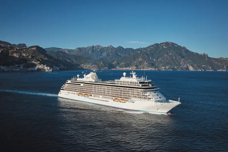Seven Seas Explorer vor der Amalfiküste