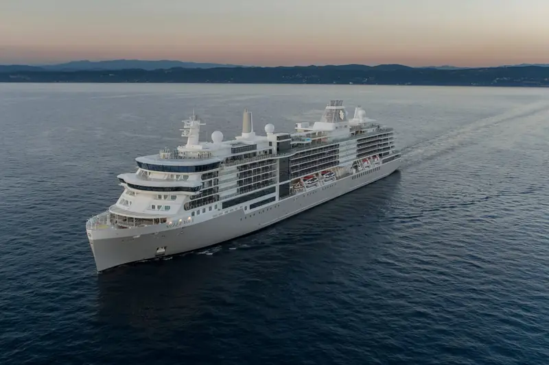 Silver Nova von Silversea auf ruhiger See im Abendlicht