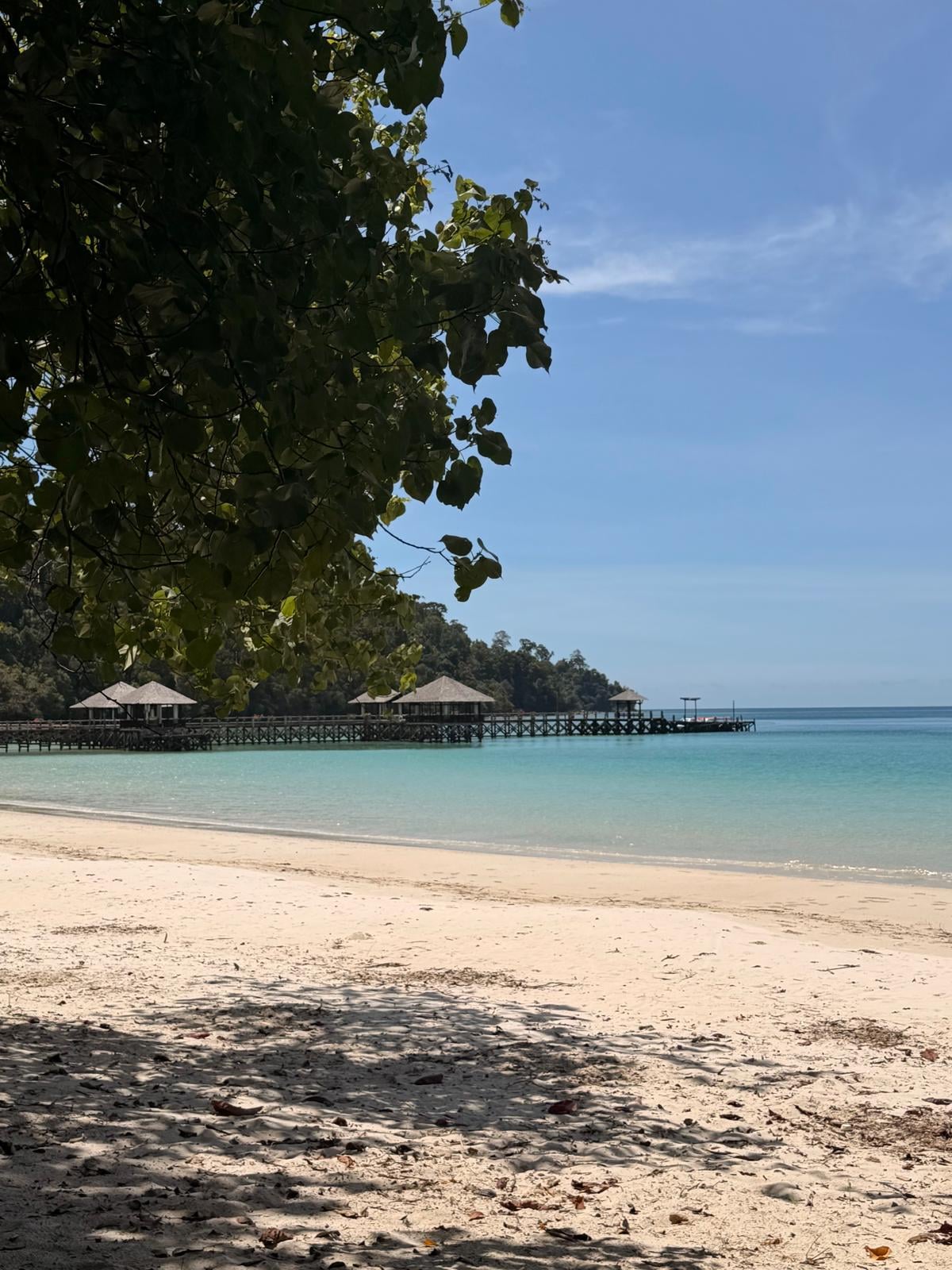 Türkise Lagune mit Wasserbungalows in den Tropen