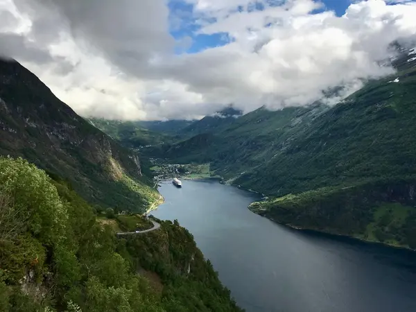Norwegische Fjorde: Wasserfälle, Welterbe und das Licht des Nordens