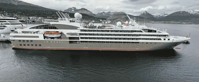 Premium-Kreuzfahrtschiff im Hafen