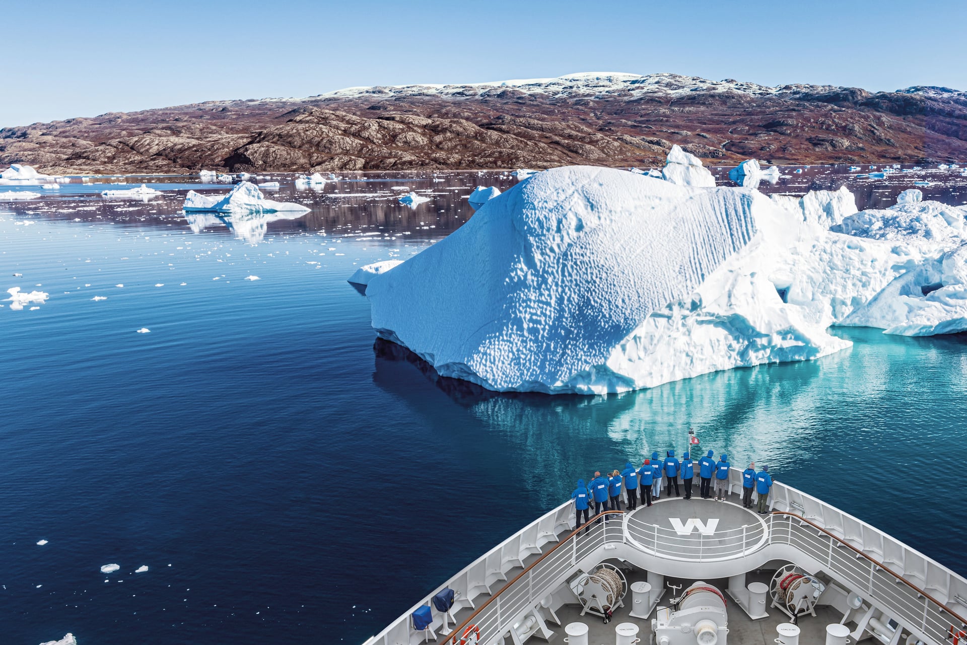 Eisberge vor der arktischen Küste, gesehen vom Expeditionsschiff