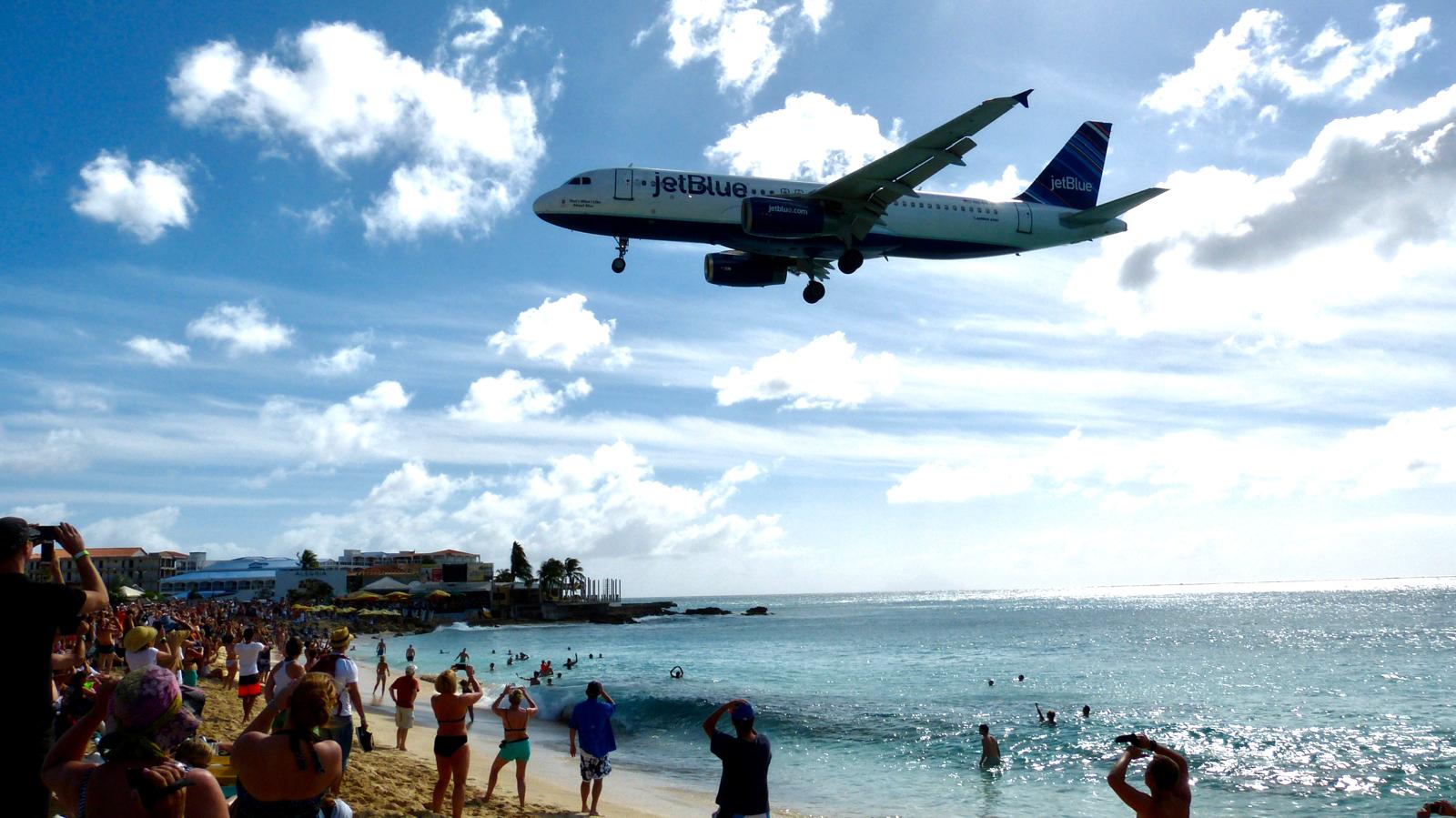 Flugzeug-Anflug auf St. Martin über karibischem Strand