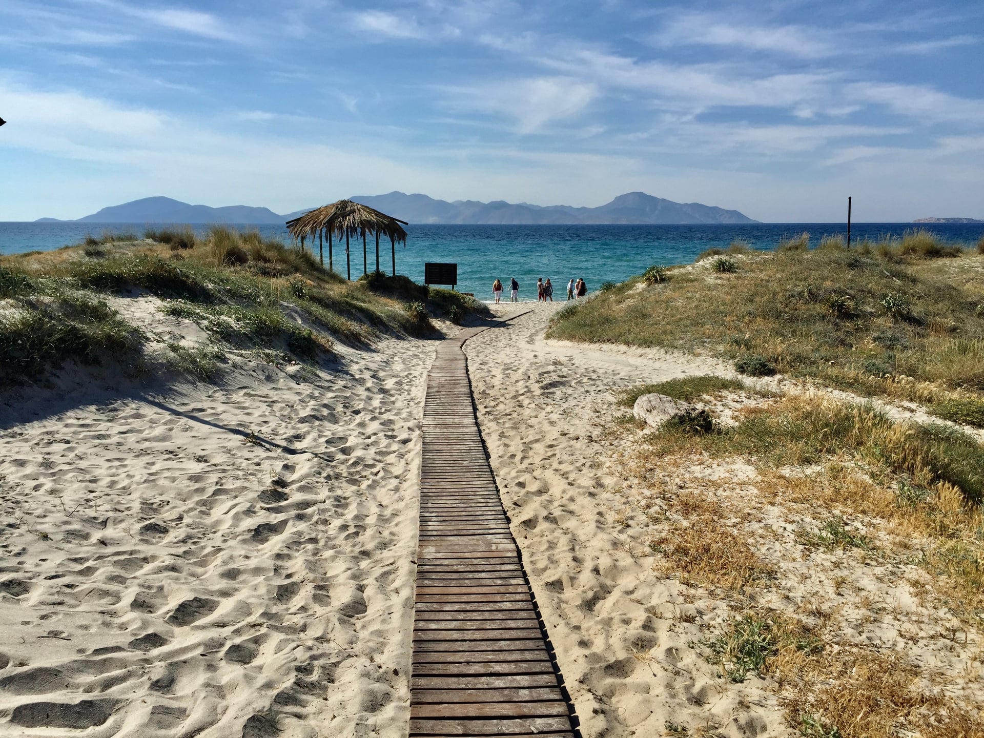 Küstenlandschaft mit Sandstrand und blauem Meer — Stimmungsbild für die australisch-tasmanische Küste