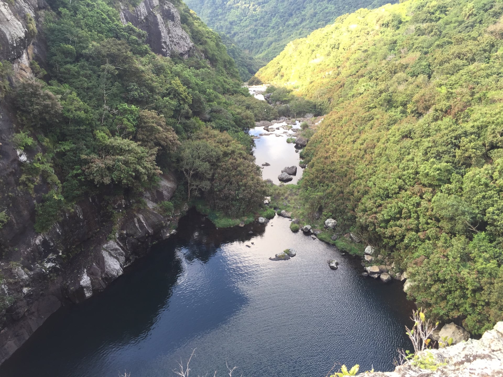 Wanderpfad an Felsen mit Blick auf Schlucht und Wasser