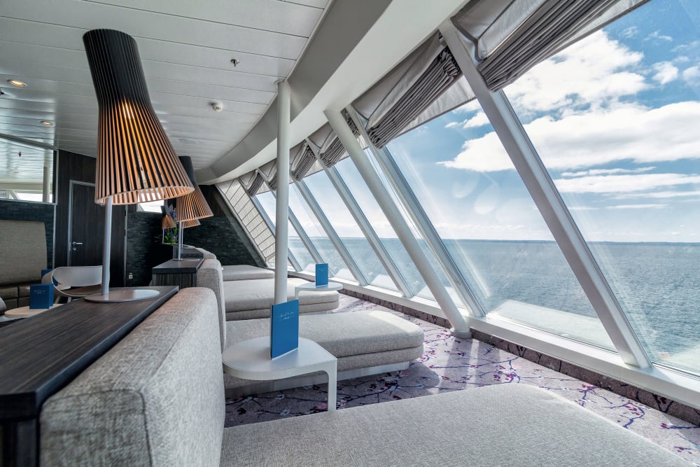 Lounge an Bord eines Kreuzfahrtschiffs mit Meerblick