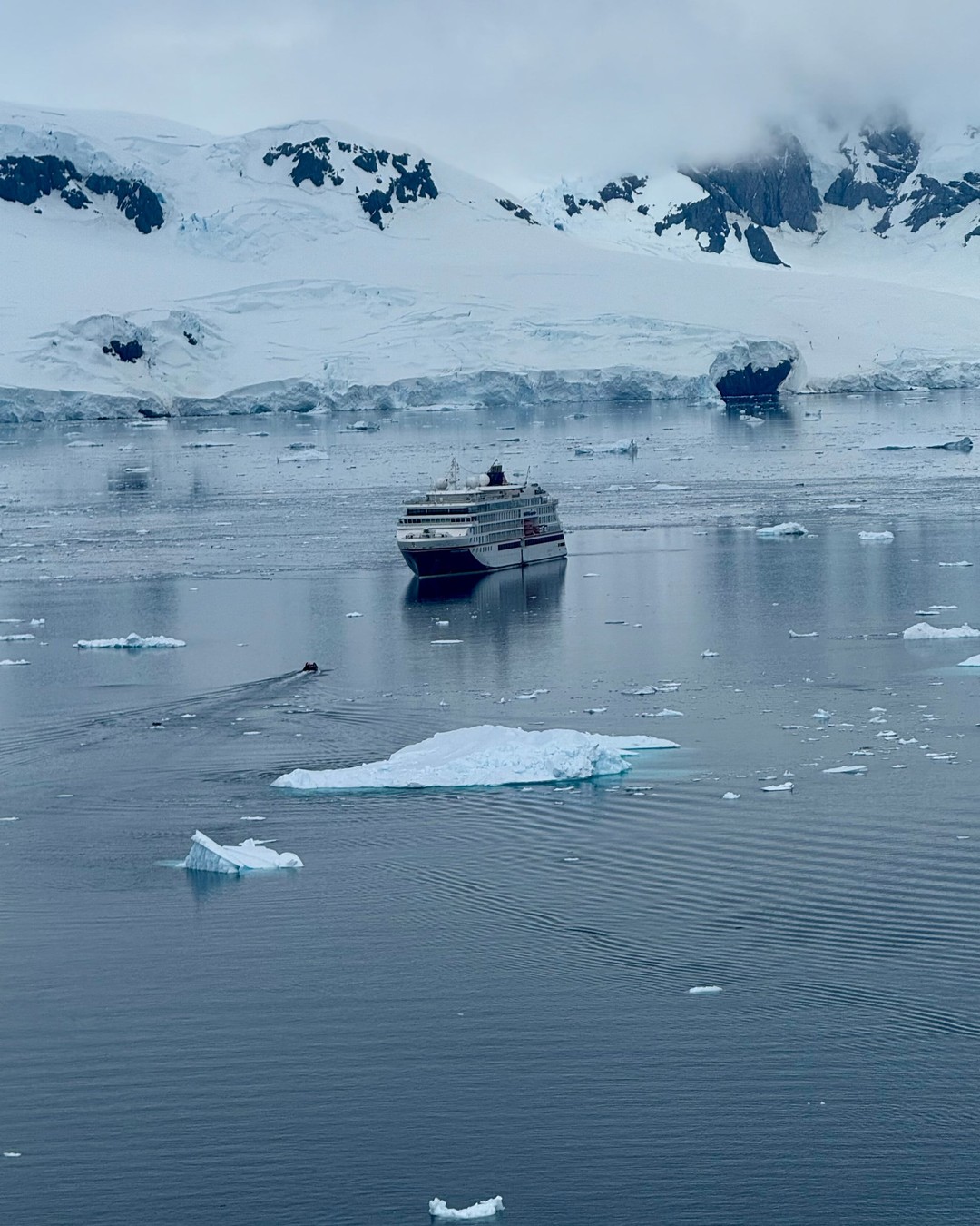 HANSEATIC inspiration zwischen Eisbergen in der Antarktis