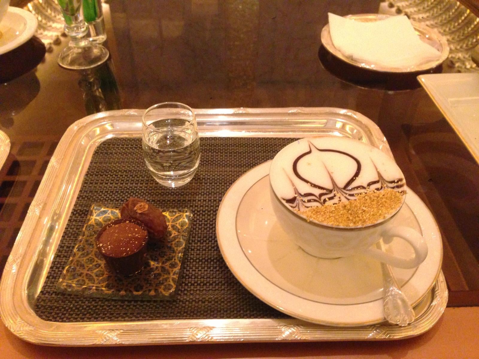 Kulinarisches Detail am Emirates Palace in Abu Dhabi — Espresso-Service
