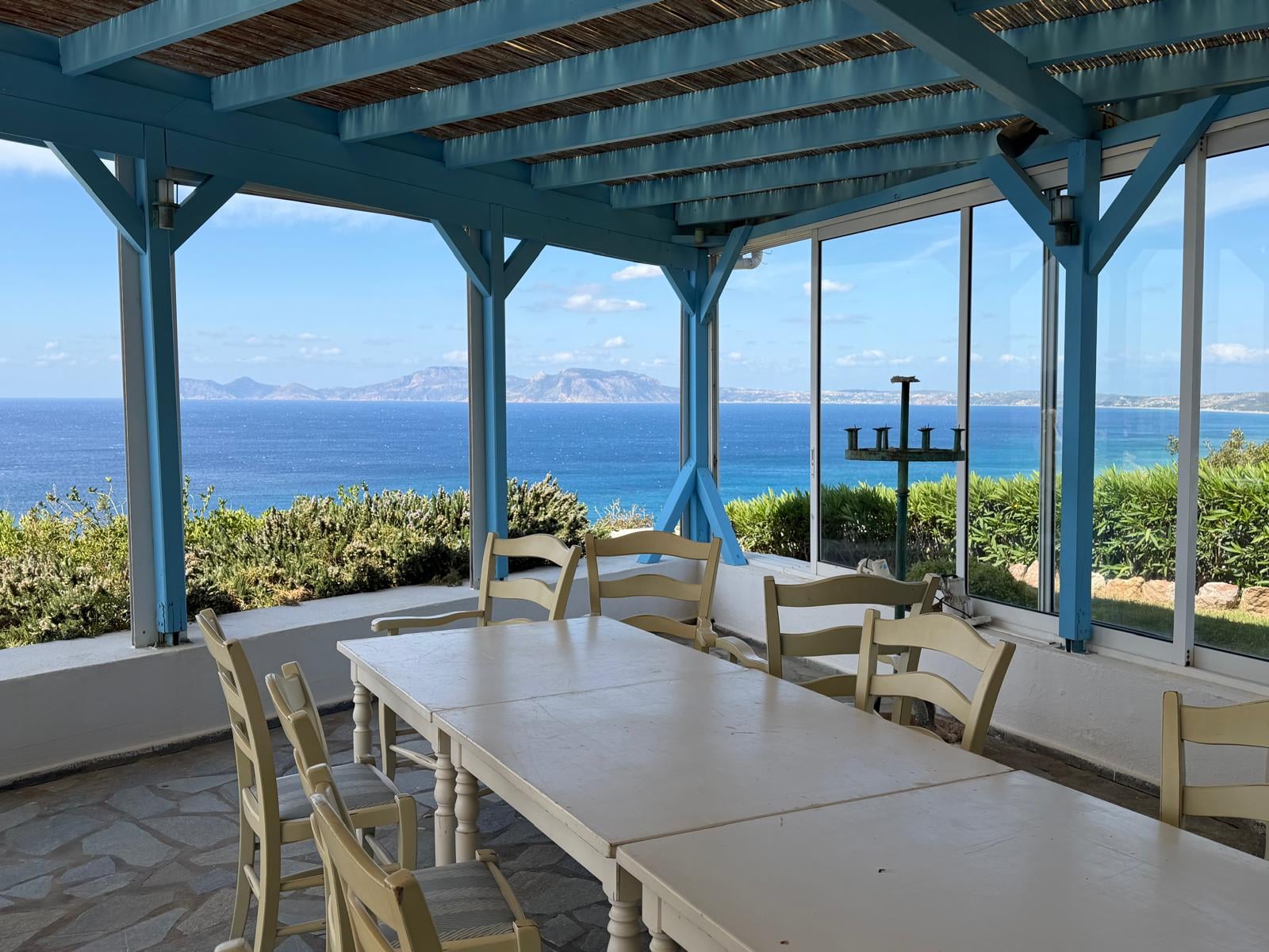 Strandrestaurant mit Meerblick auf einer griechischen Insel