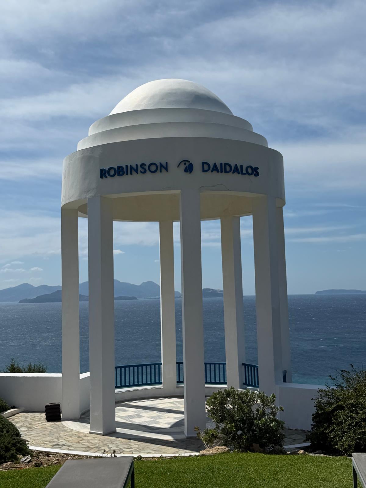 Mediterrane Terrasse mit Meerblick über die Ägäis
