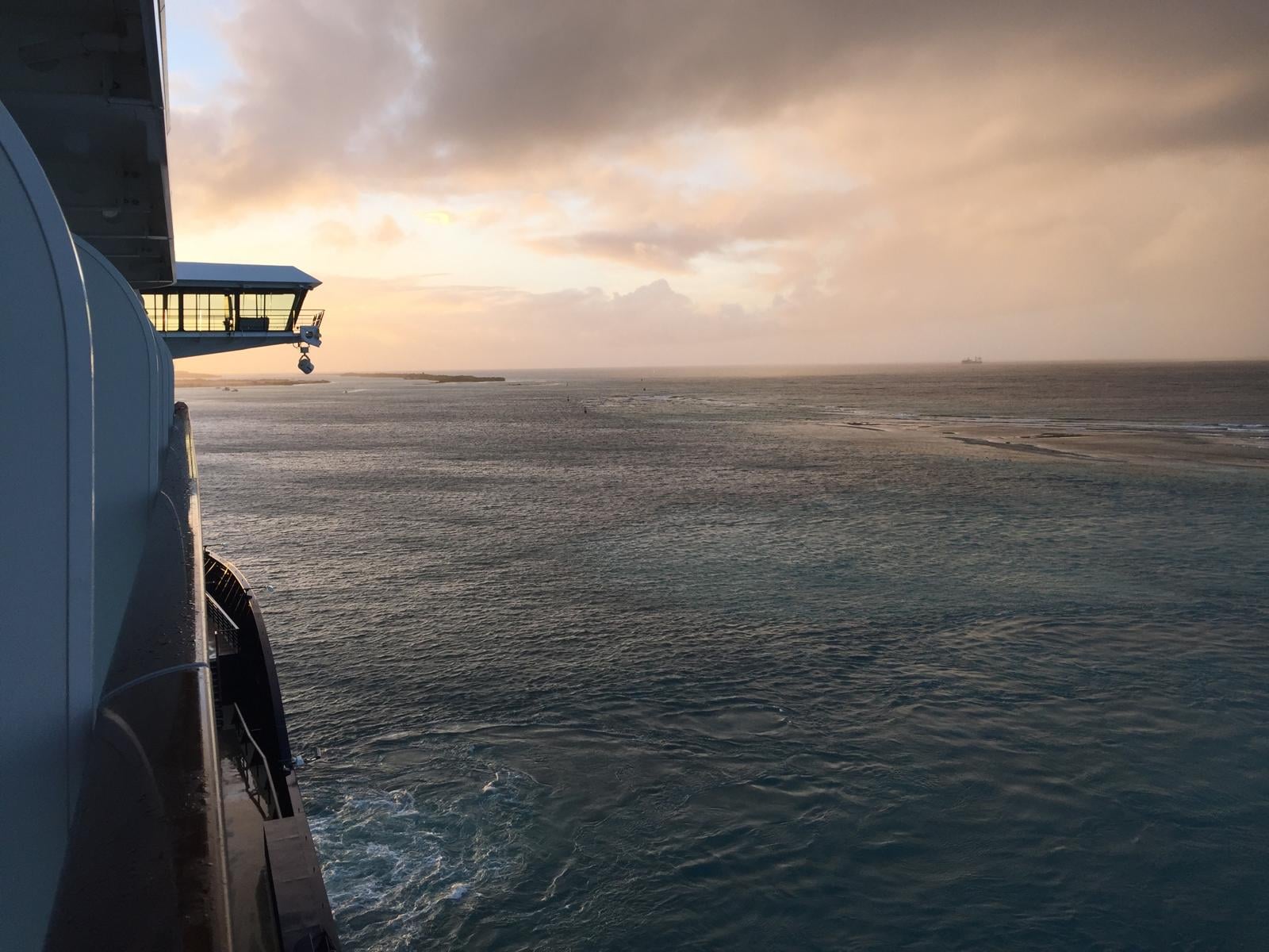 Brücke eines Premium-Kreuzfahrtschiffs bei Sonnenuntergang über See