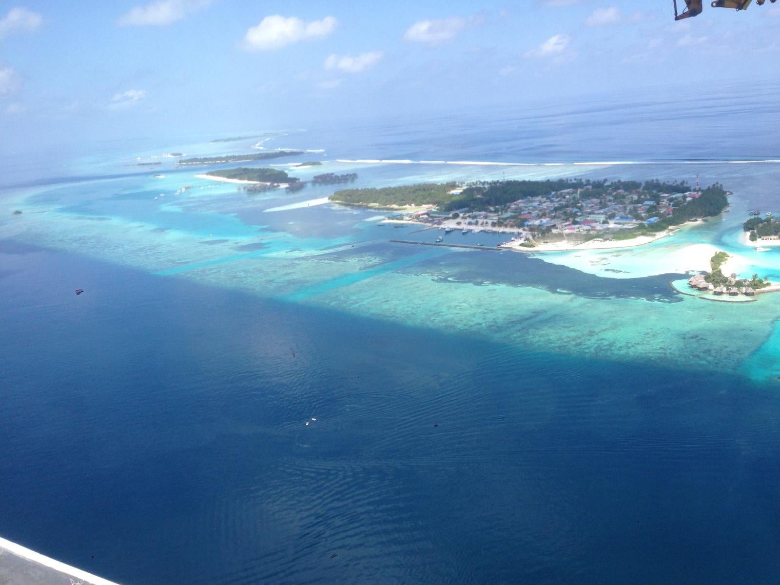 Atoll aus der Luft — eine Korallen-Lagune im Pazifik