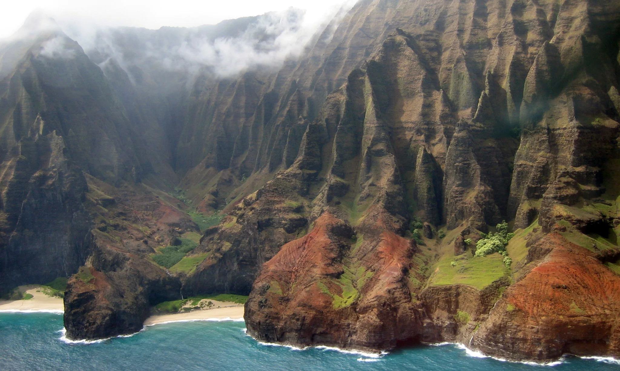 Die steilen grünen Falten der Nā-Pali-Küste auf Kauaʻi
