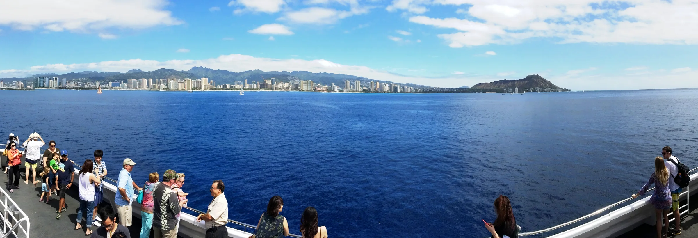 Waikīkī und Diamond Head entlang der Küste von Oʻahu