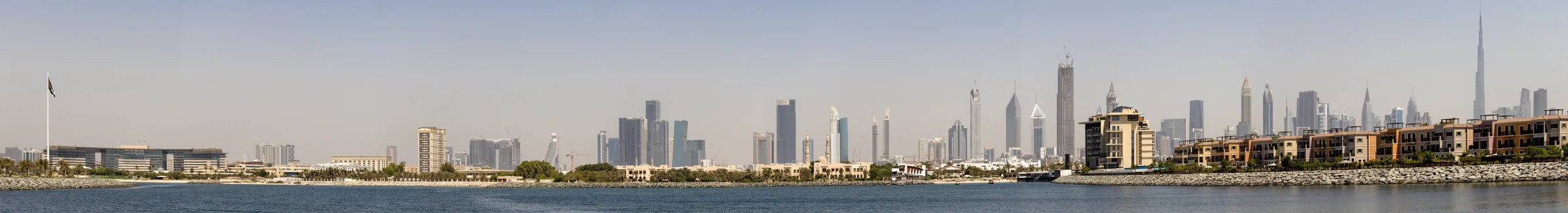 Dubais Skyline vom Wasser aus gesehen