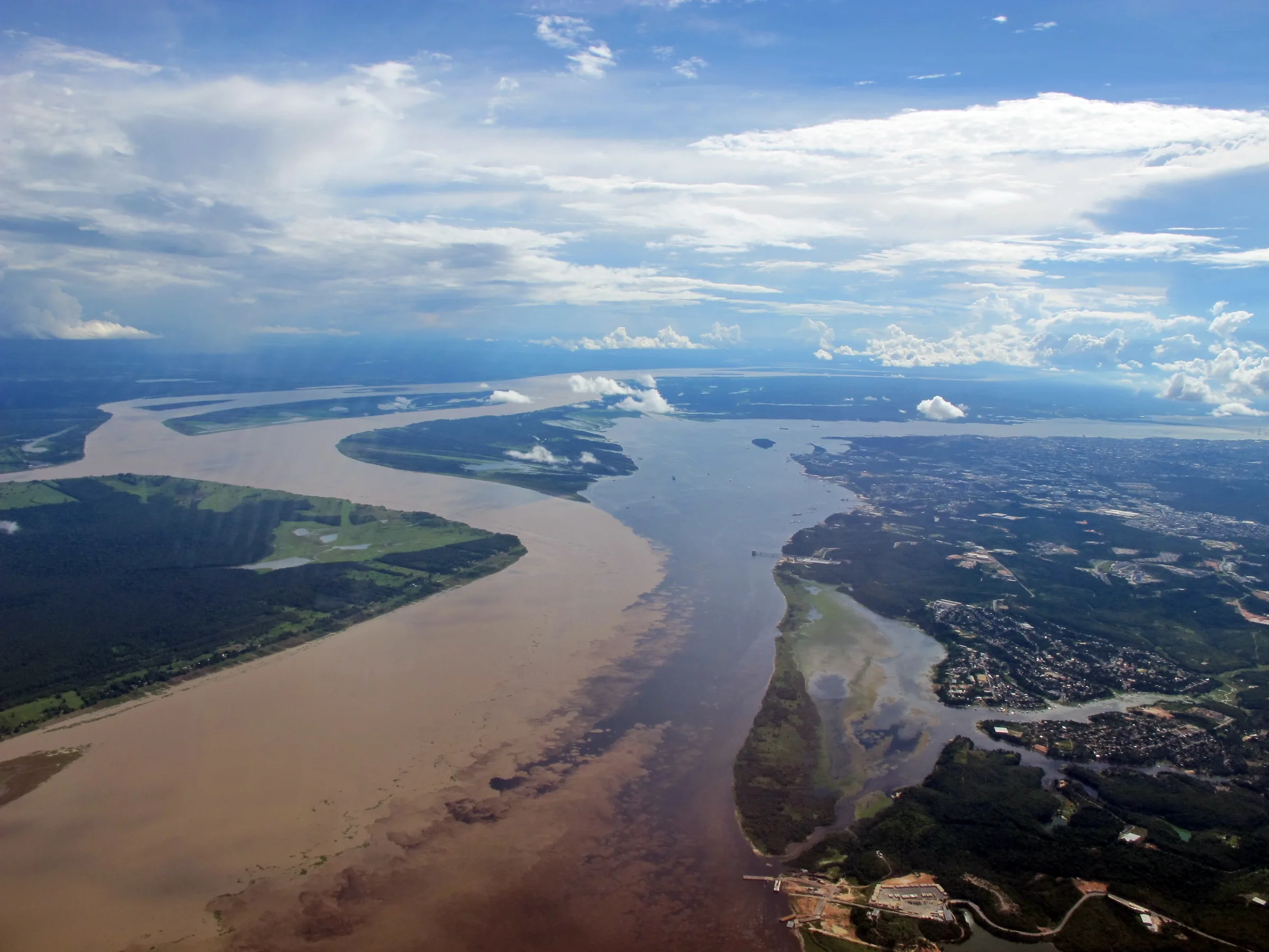 Das dunkle Wasser des Rio Negro trifft bei Manaus auf den helleren Rio Solimões