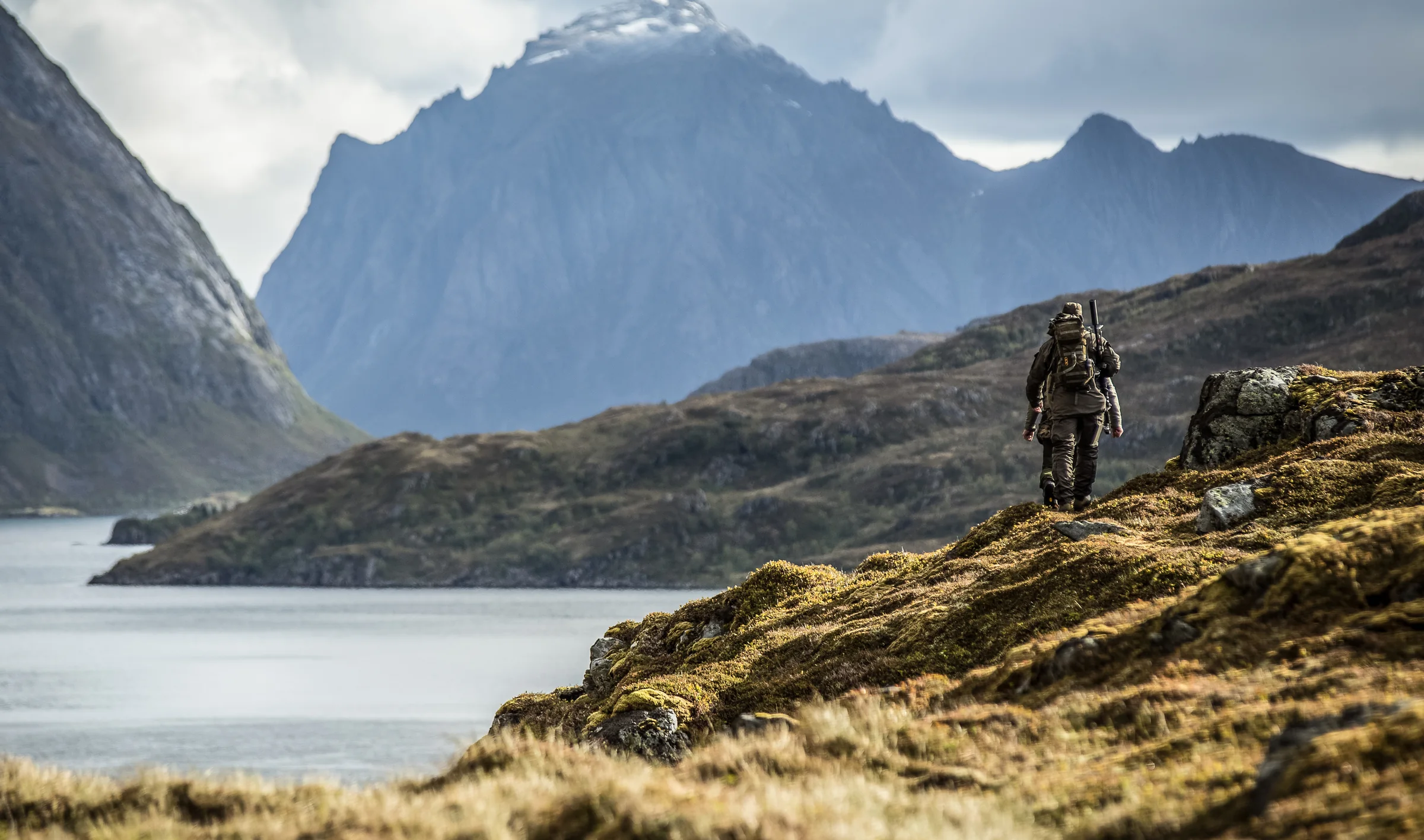 Bergige Küstenlandschaft auf den Lofoten