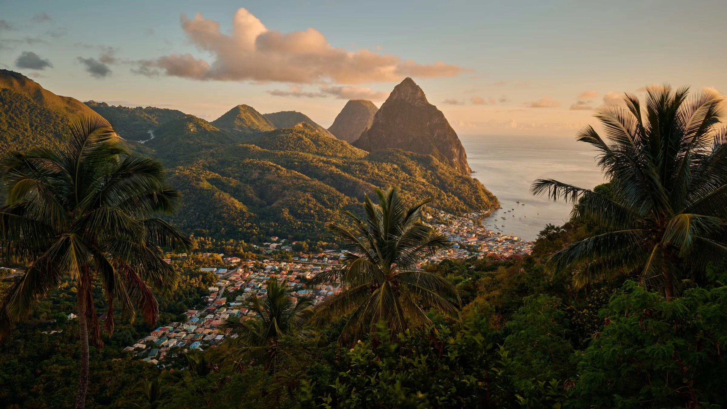 Die Pitons von St. Lucia im warmen Abendlicht
