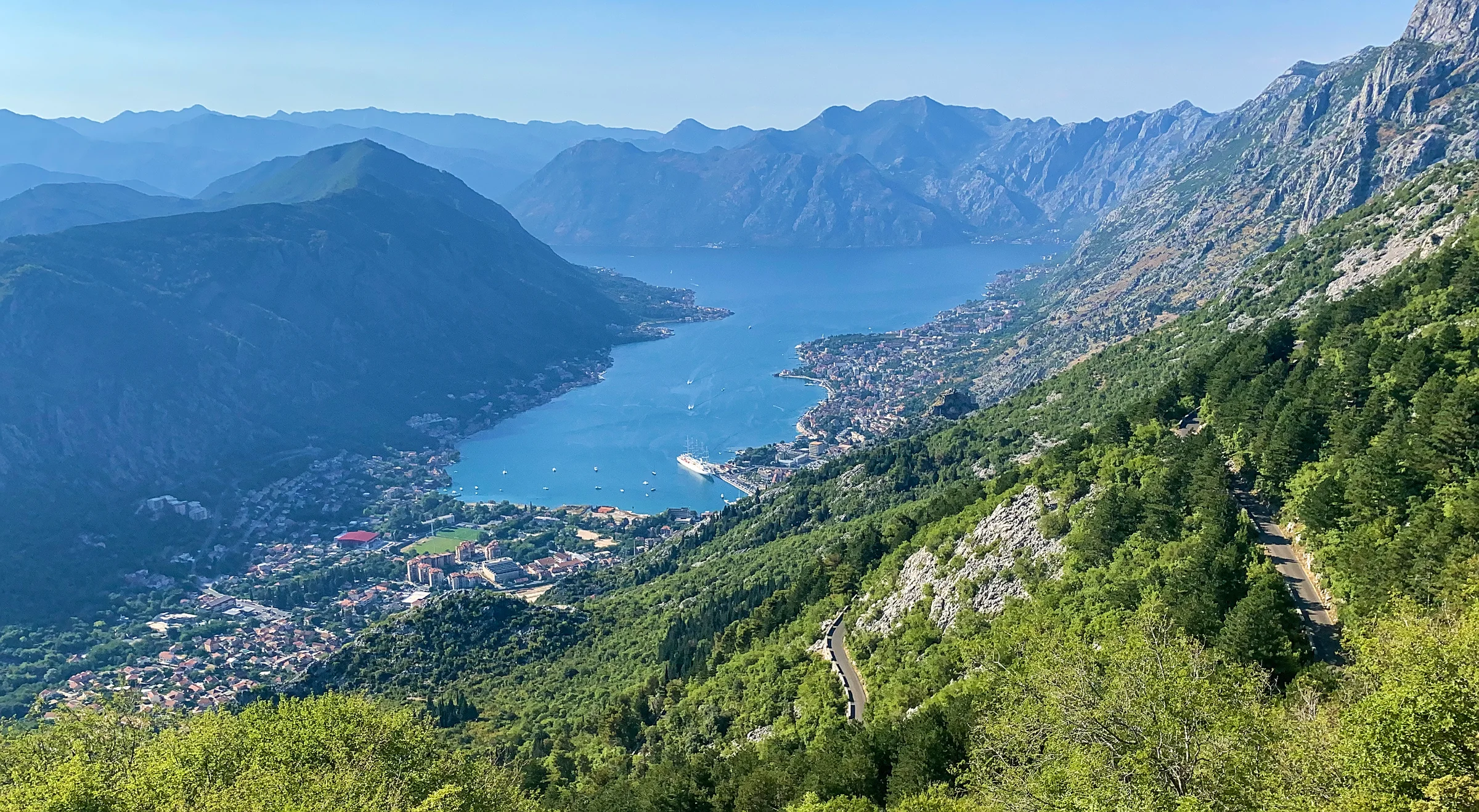 Die Bucht von Kotor zwischen Bergen und tiefblauem Wasser