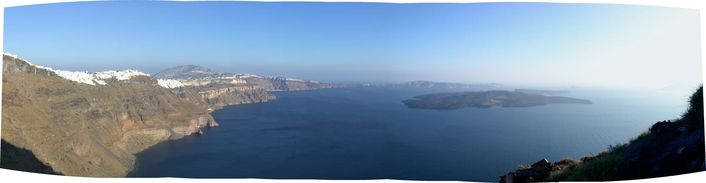 Panorama der Caldera von Santorini mit weißen Orten an der Kraterkante