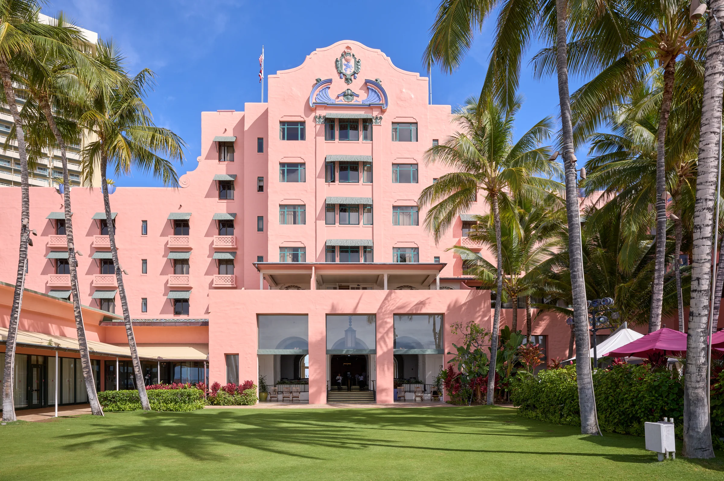 The Royal Hawaiian Hotel an der Waikiki-Küste auf Oahu, Hawaii