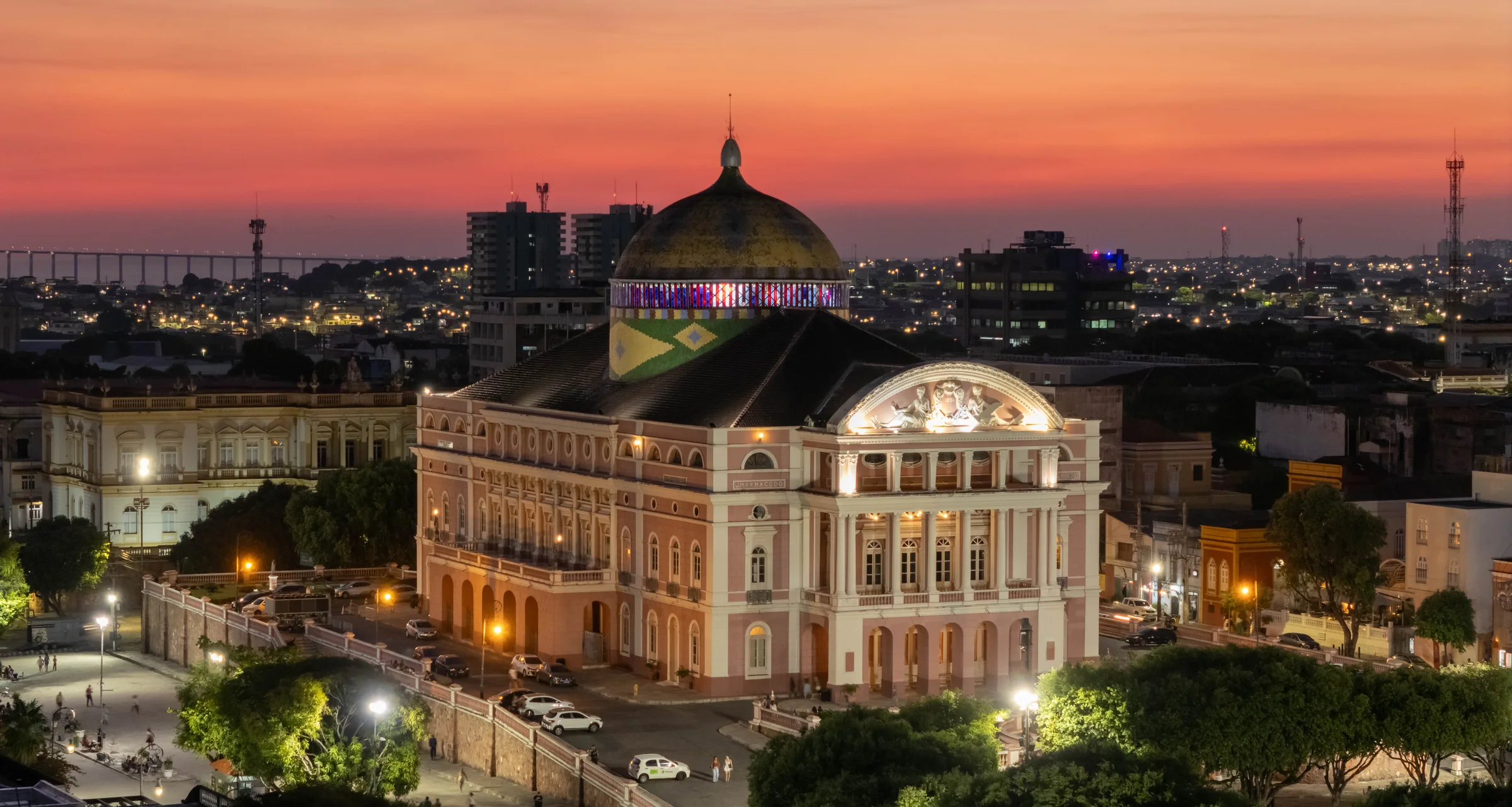 Das Teatro Amazonas in Manaus im Licht des Sonnenuntergangs