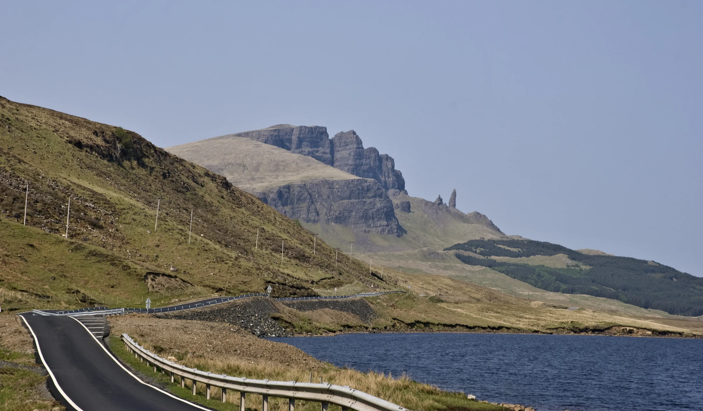 Der Old Man of Storr in der rauen Landschaft der Isle of Skye