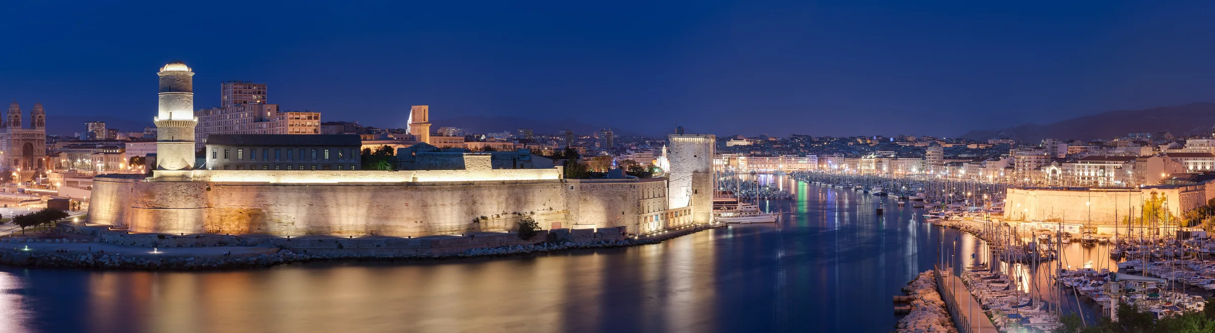 Der beleuchtete Vieux-Port von Marseille am Abend