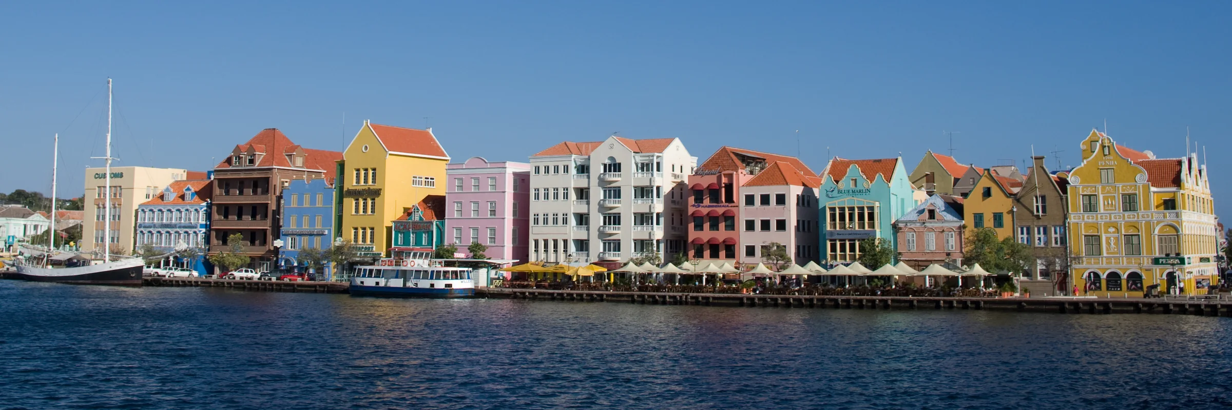 Die farbigen Fassaden der Handelskade in Willemstad auf Curaçao