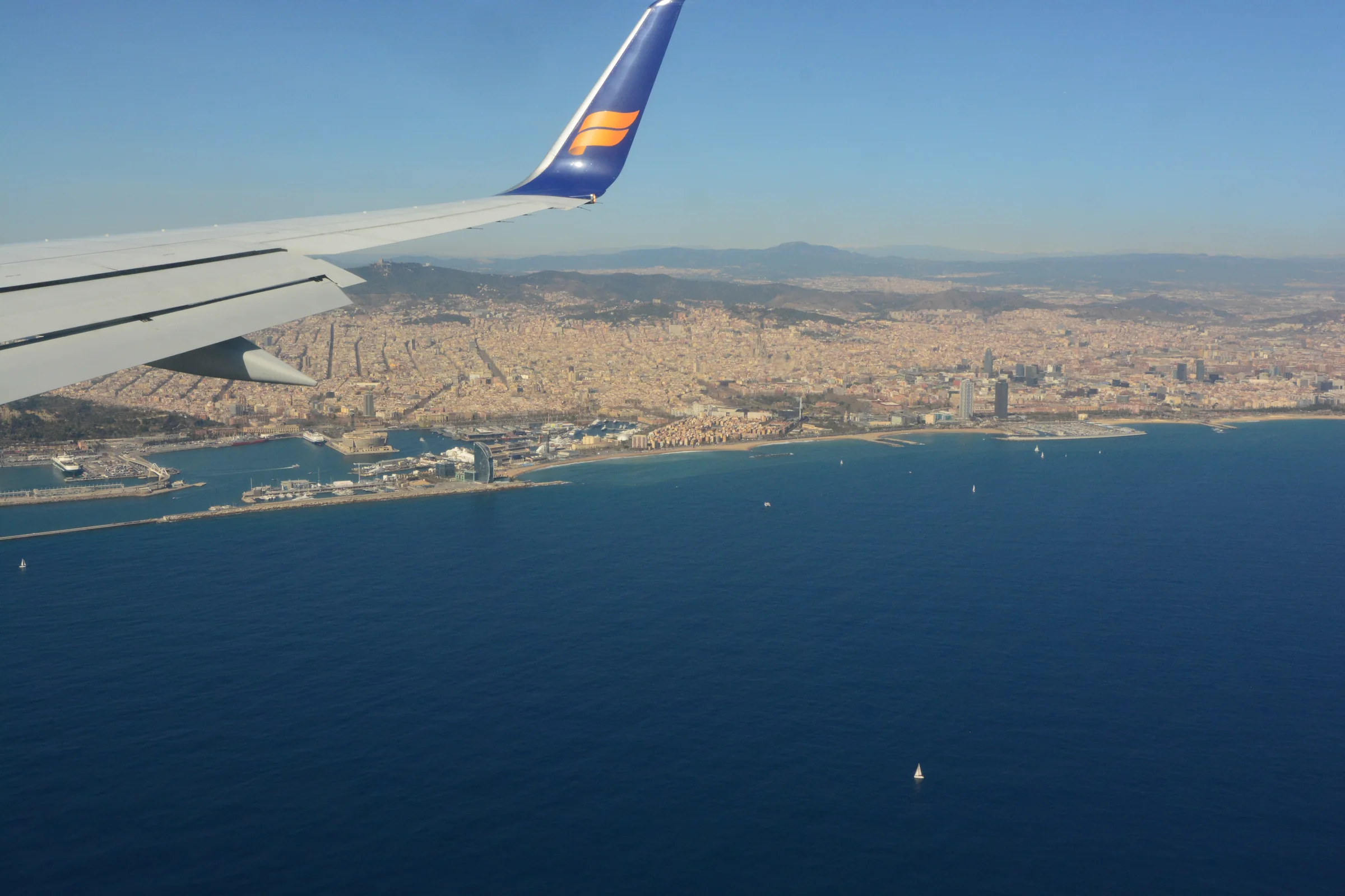 Barcelonas Küste mit Barceloneta und Kreuzfahrtterminals aus der Luft
