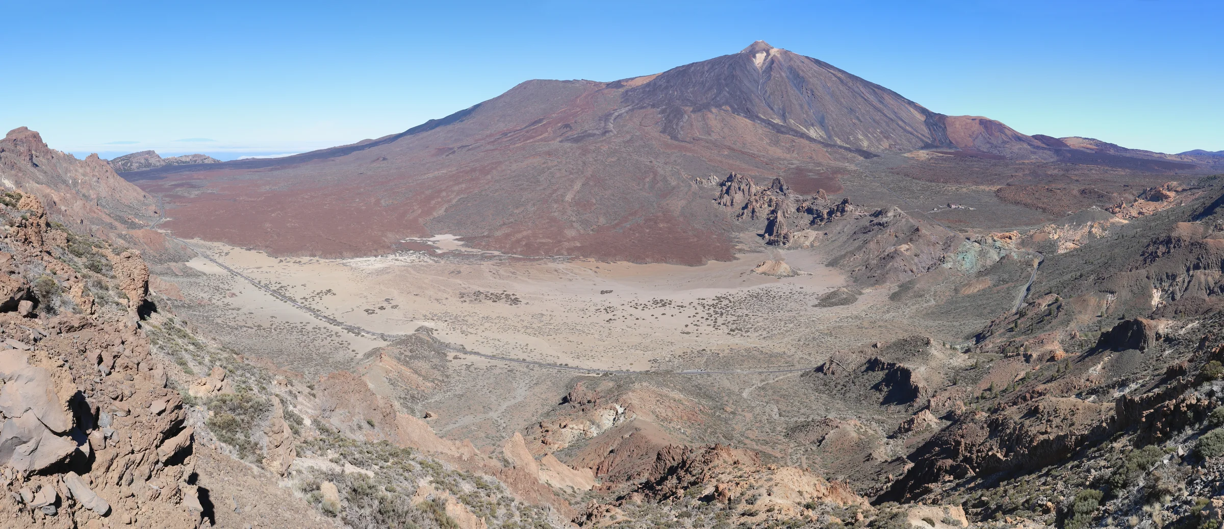 Der Teide über der vulkanischen Hochebene auf Teneriffa