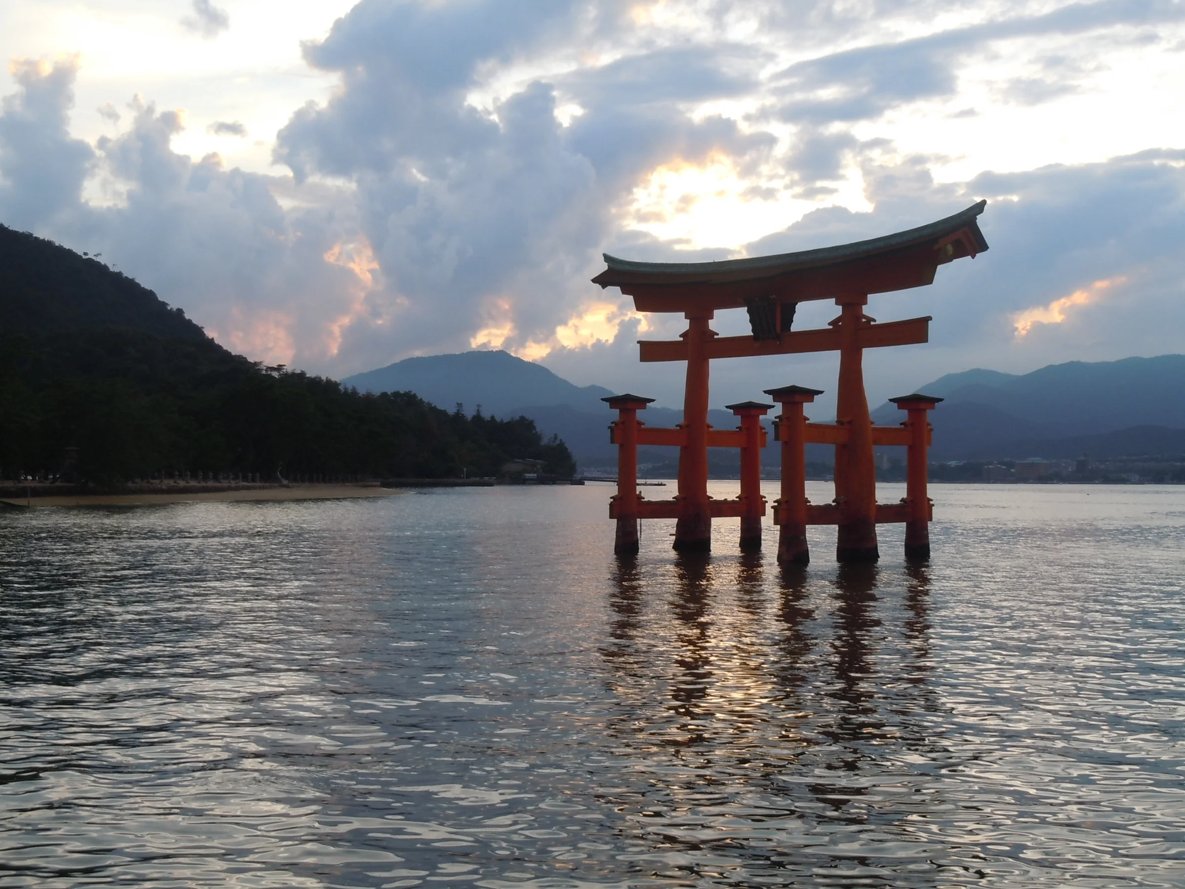 Das rote Torii des Itsukushima-Schreins im Wasser vor Miyajima