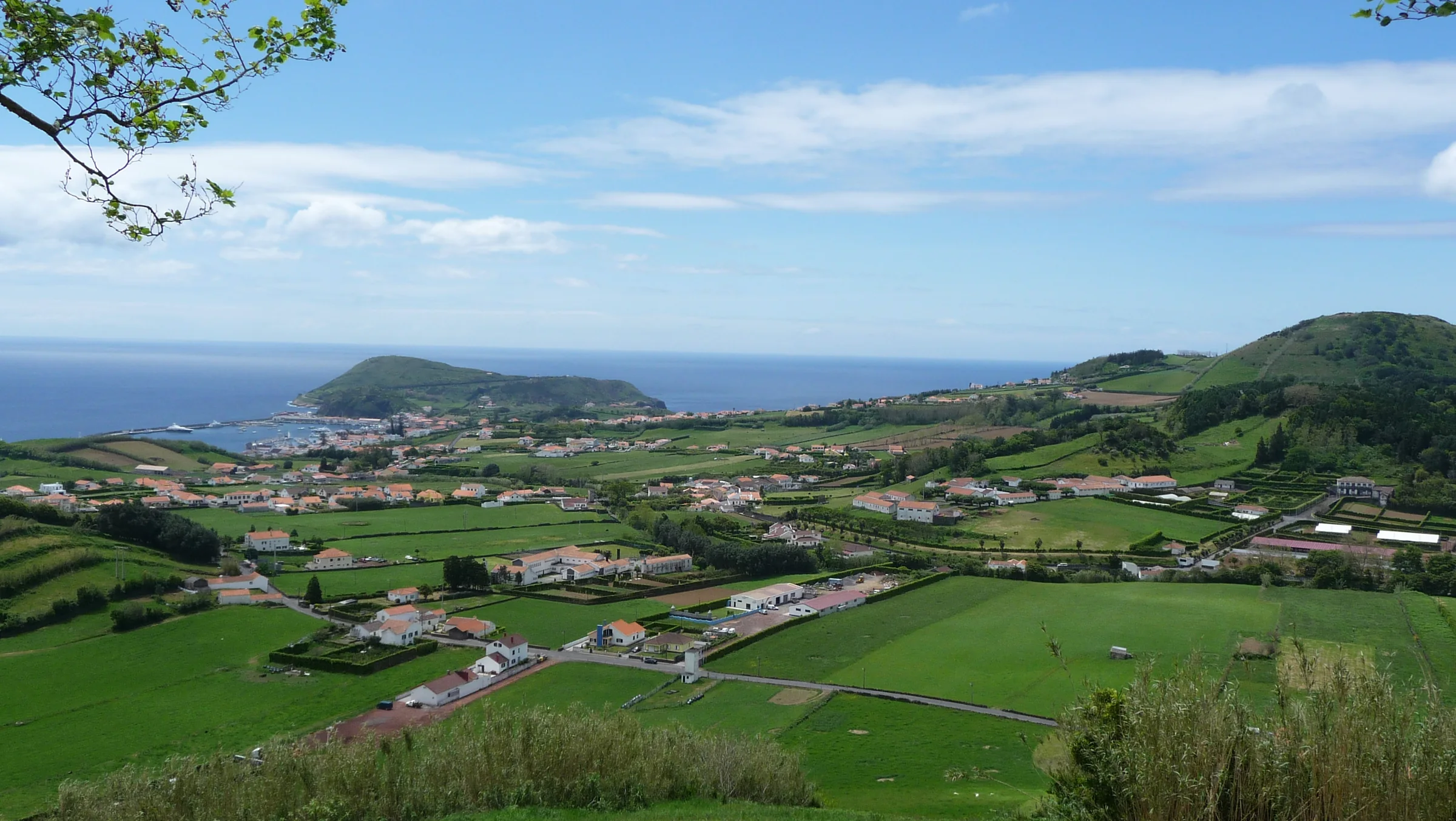 Grüne Küste der Azoreninsel Faial