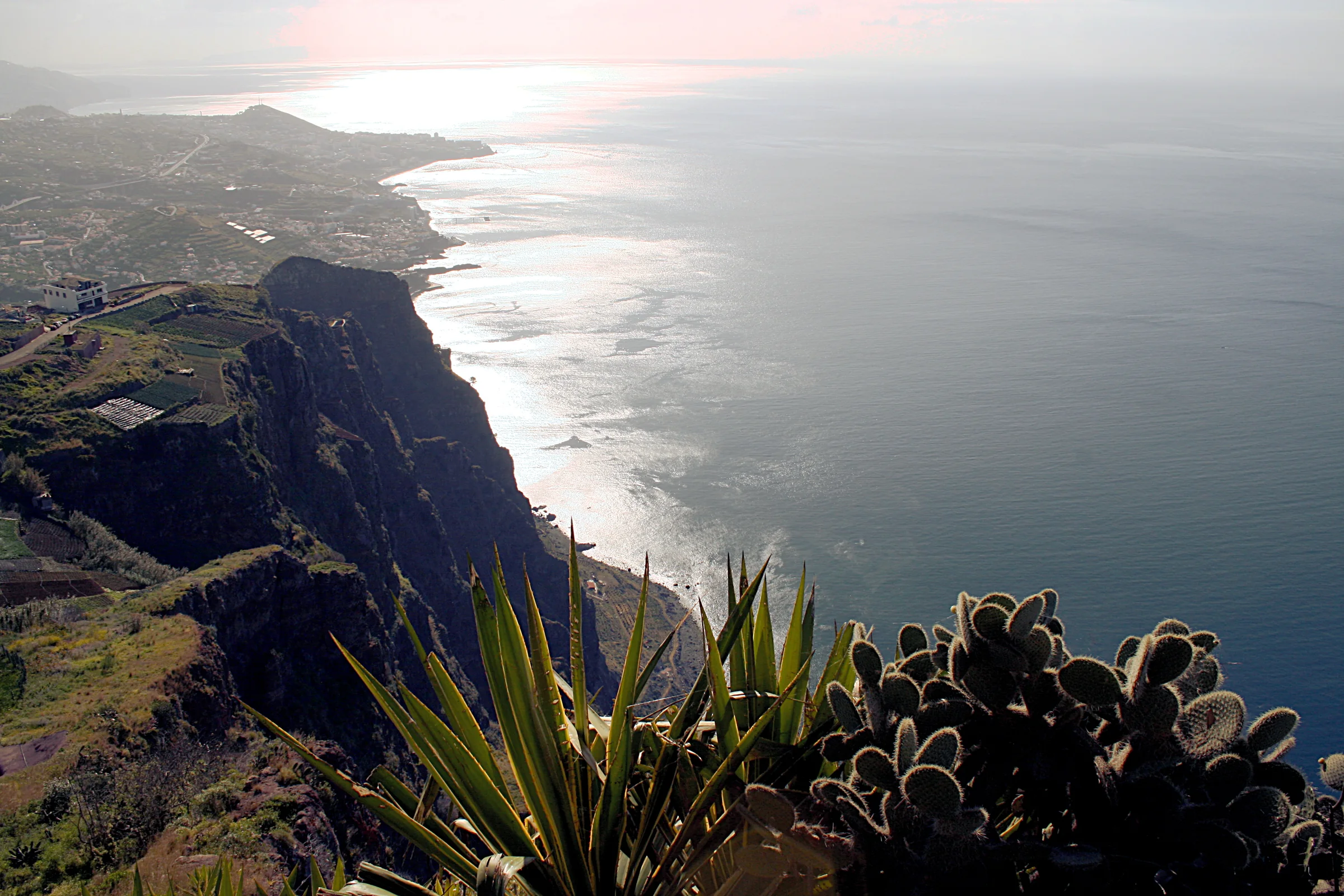Blick vom Cabo Girão auf Madeiras steile Atlantikküste