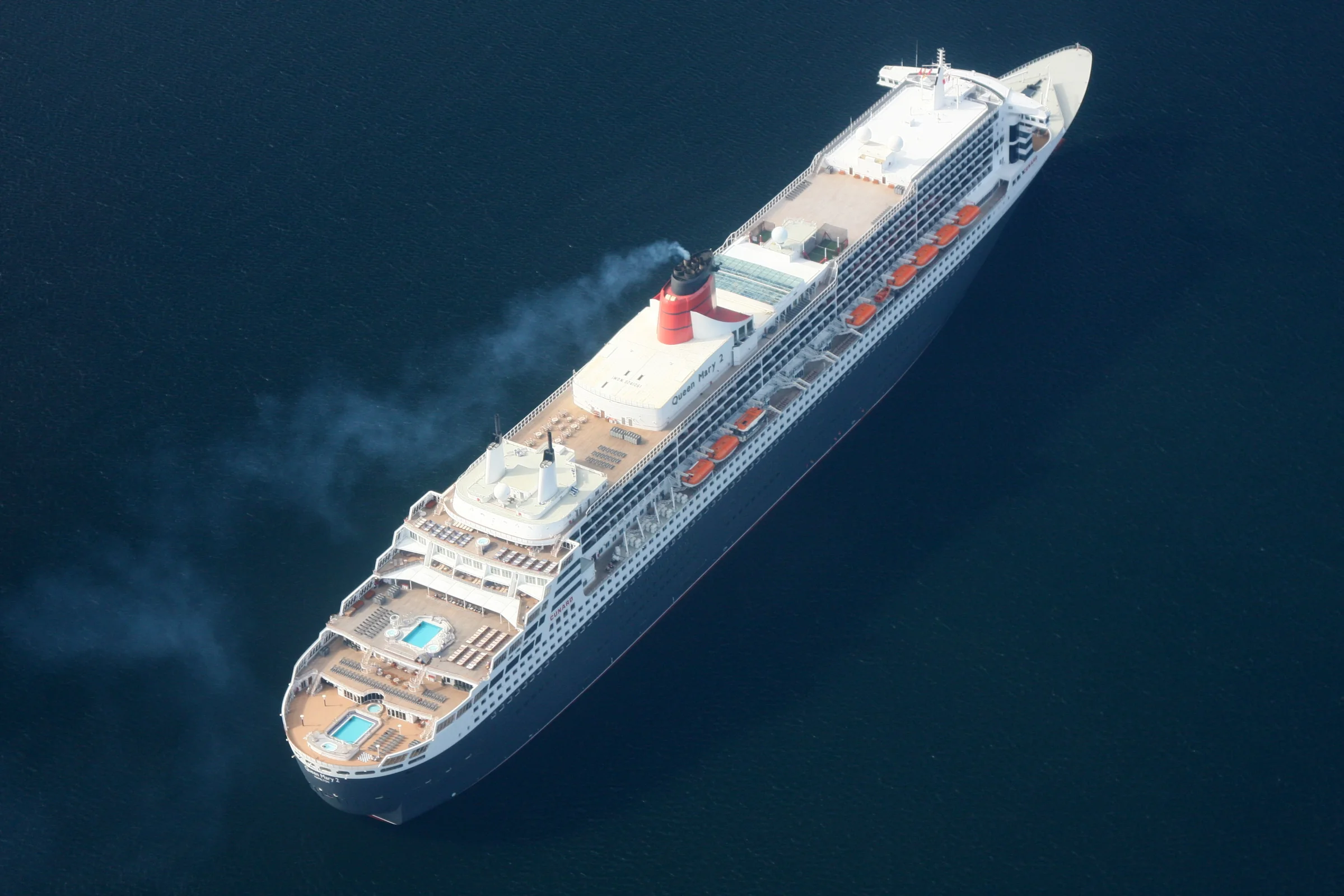 Die Queen Mary 2 aus der Luft auf offenem Wasser