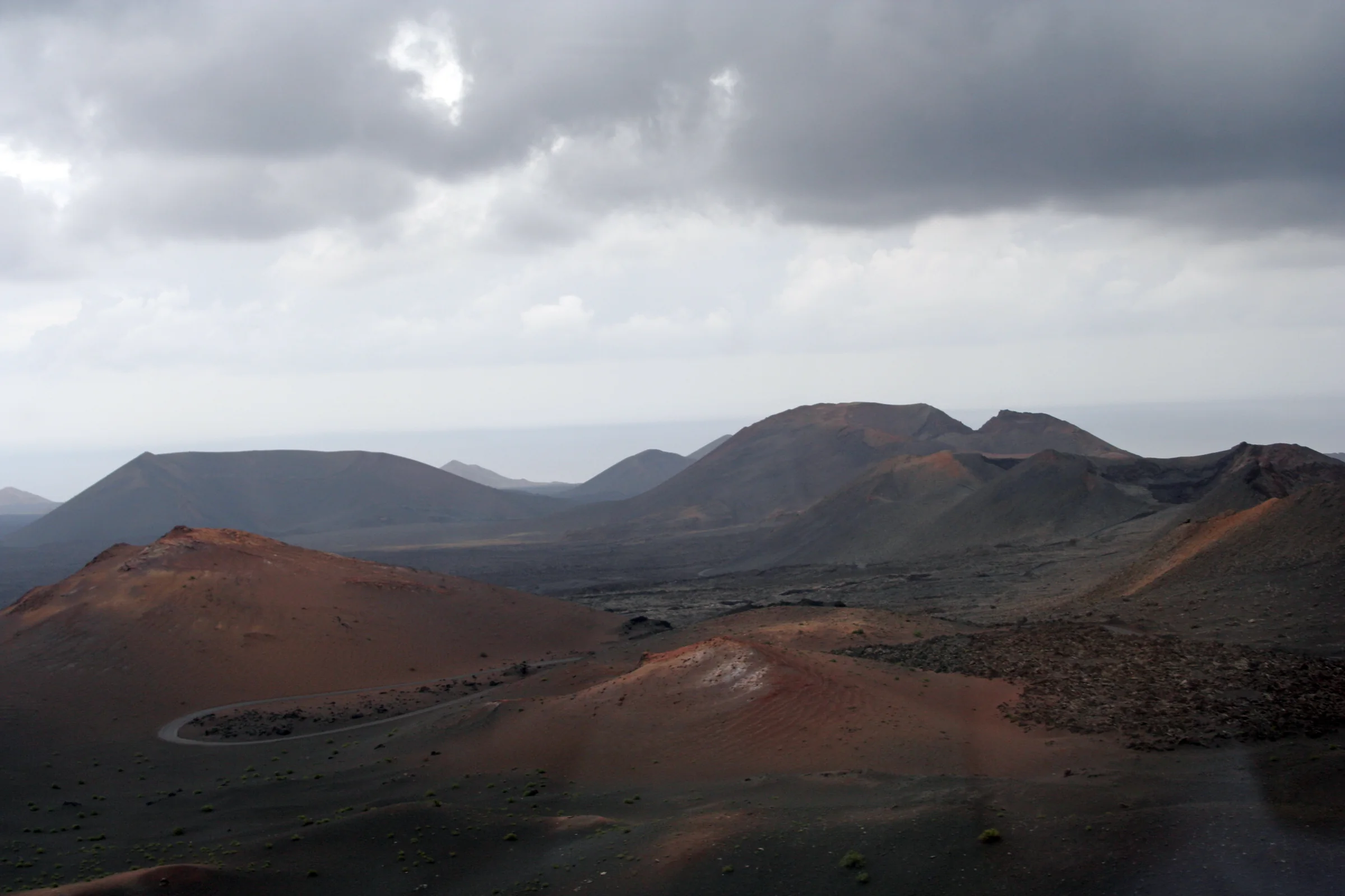 Rötliche Vulkankegel im Timanfaya-Nationalpark auf Lanzarote